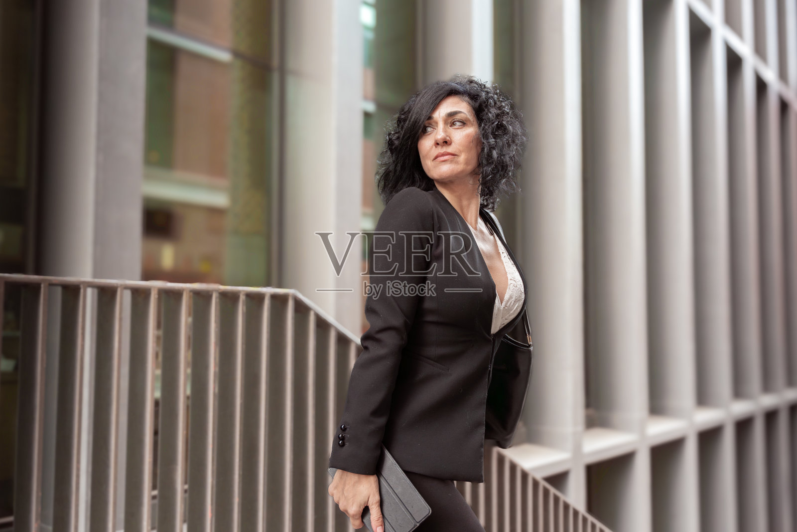 在户外拿着平板电脑的白人女商人。照片摄影图片