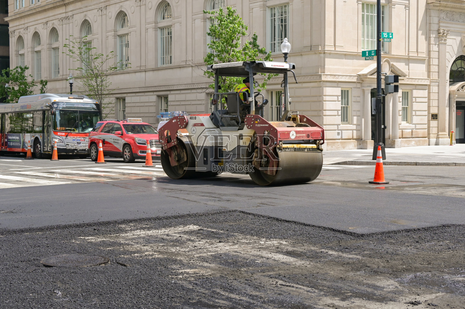 压路机正在华盛顿市中心新铺设的停机坪上工作照片摄影图片
