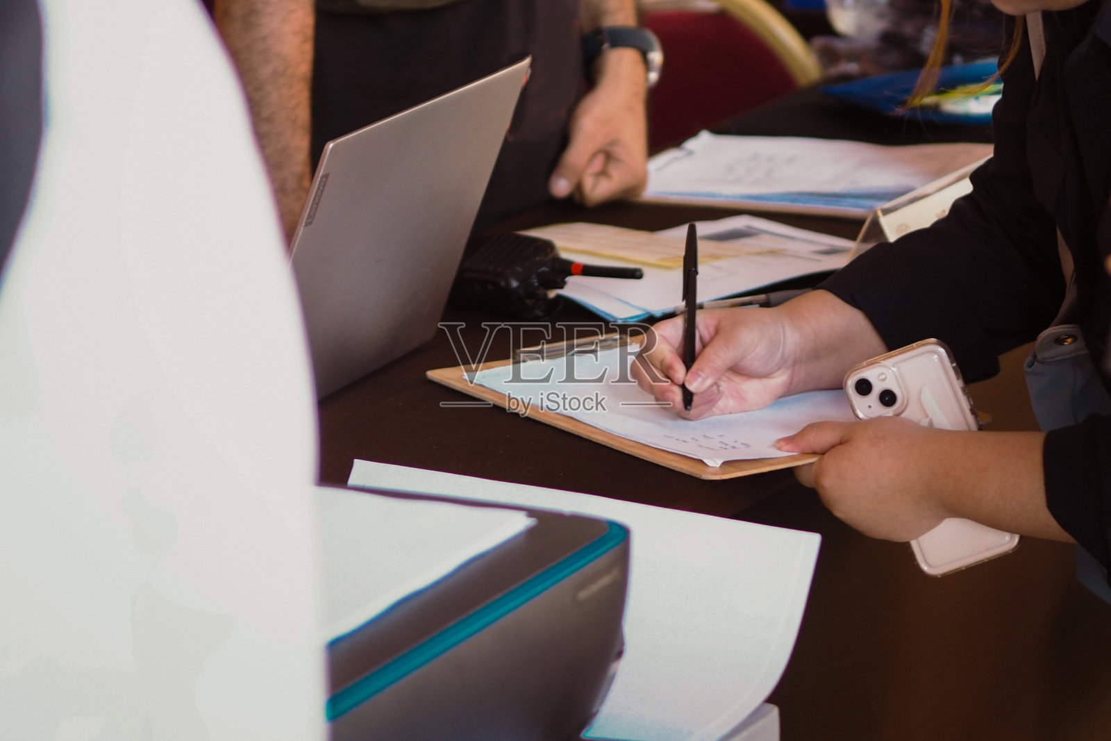 登记台上某人的笔迹特写照片摄影图片