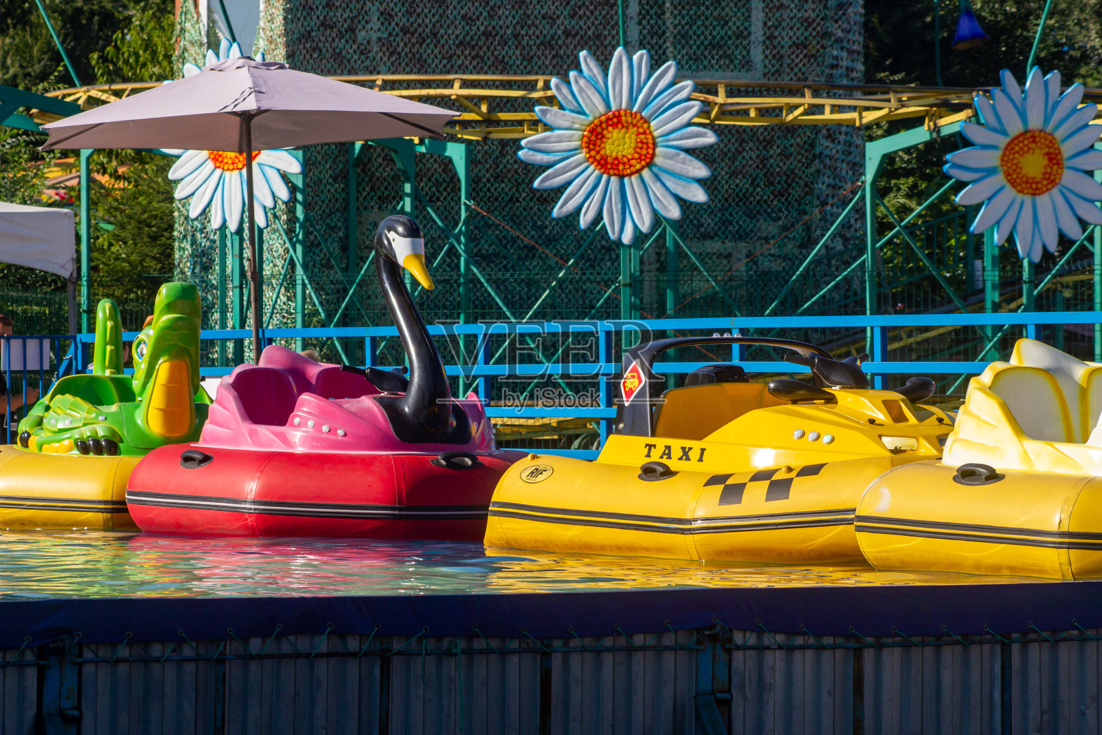 儿童水上游乐车照片摄影图片