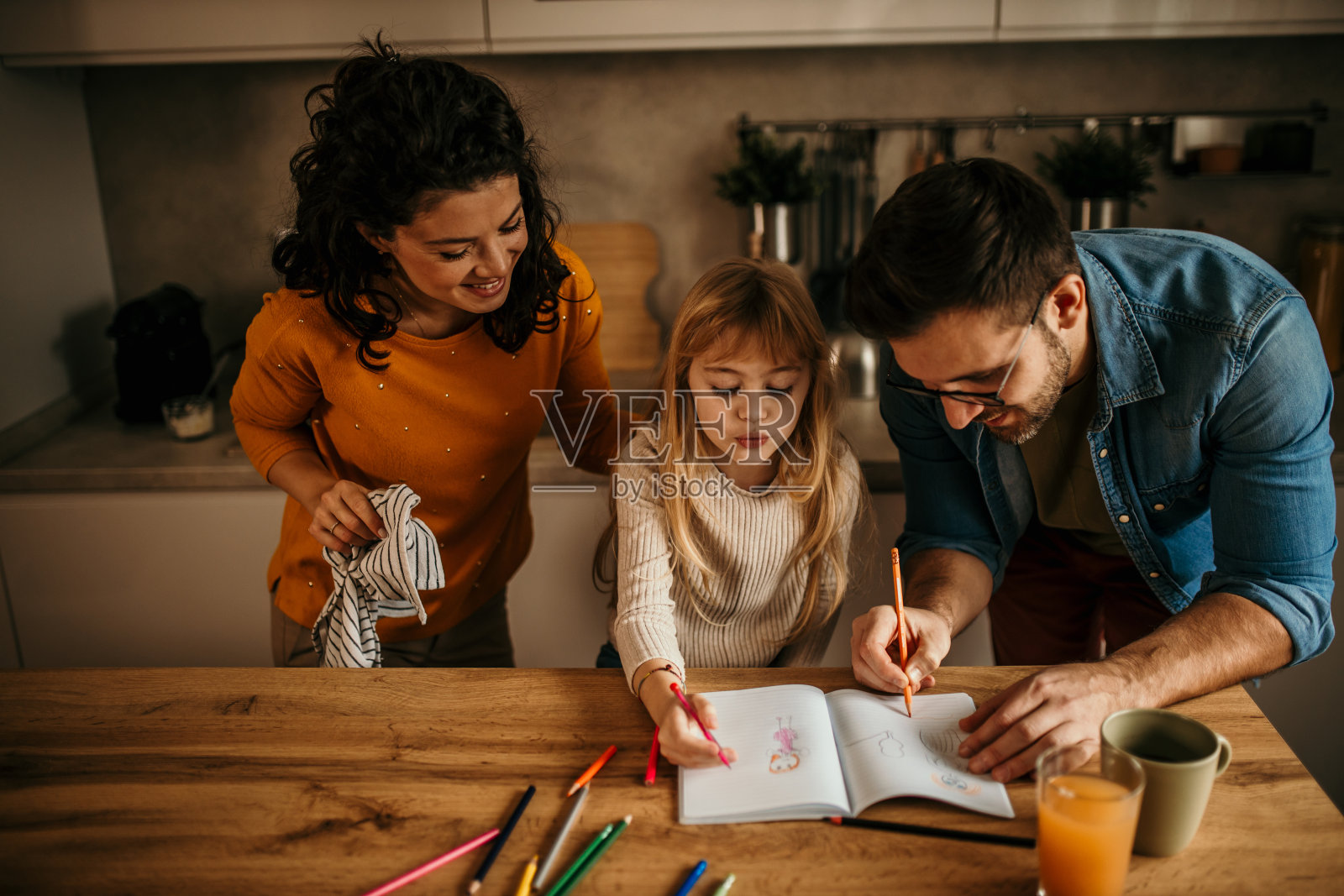 家庭作业太无聊了照片摄影图片