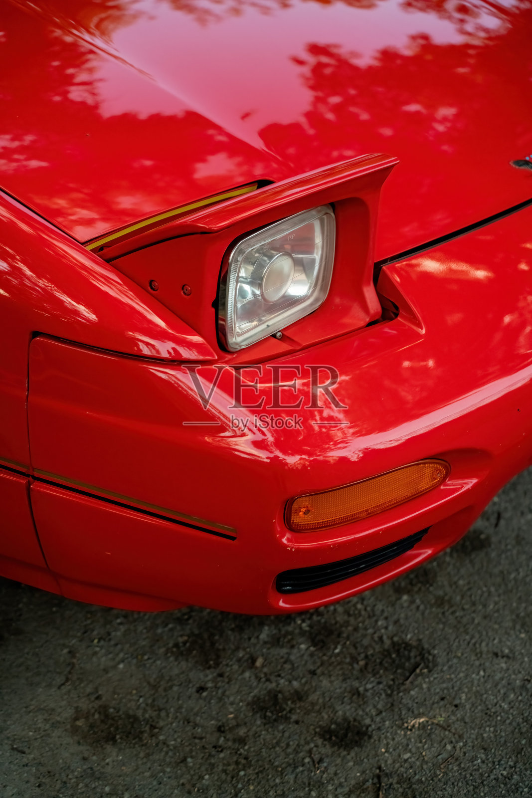 细节-带有弹出式大灯的汽车-日产180SX(改头换面)-汽车设计中最伟大的时代之一隐藏大灯(翻转眼)。照片摄影图片