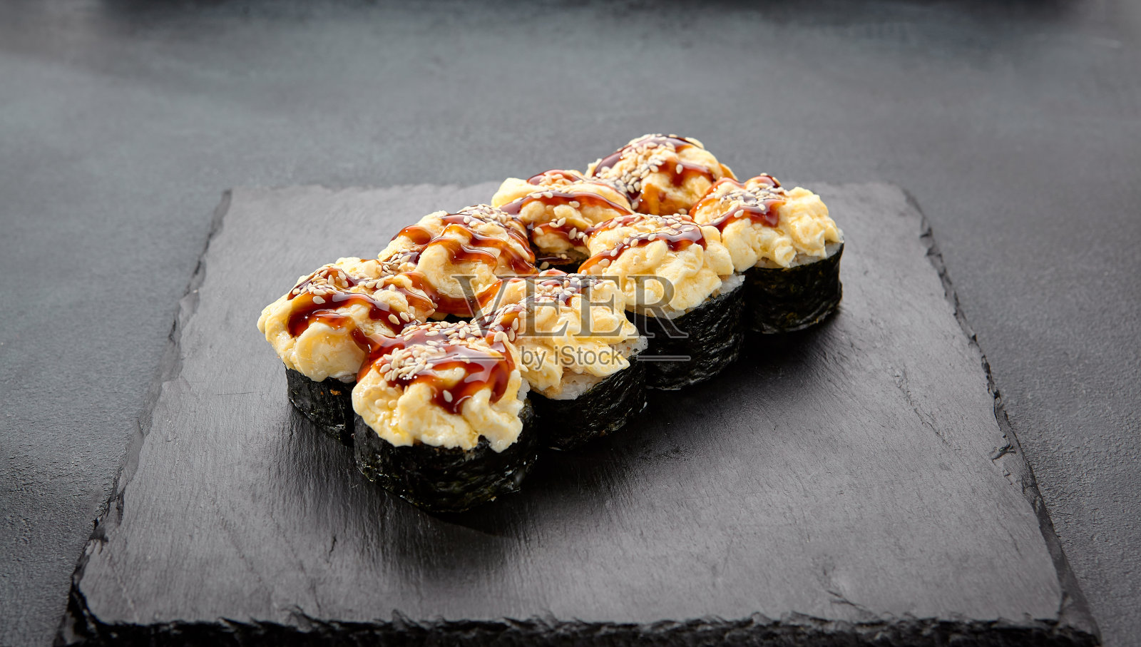 寿司卷配海扇贝和鳗鱼酱;一种海洋风味和甜釉的颓废结合照片摄影图片