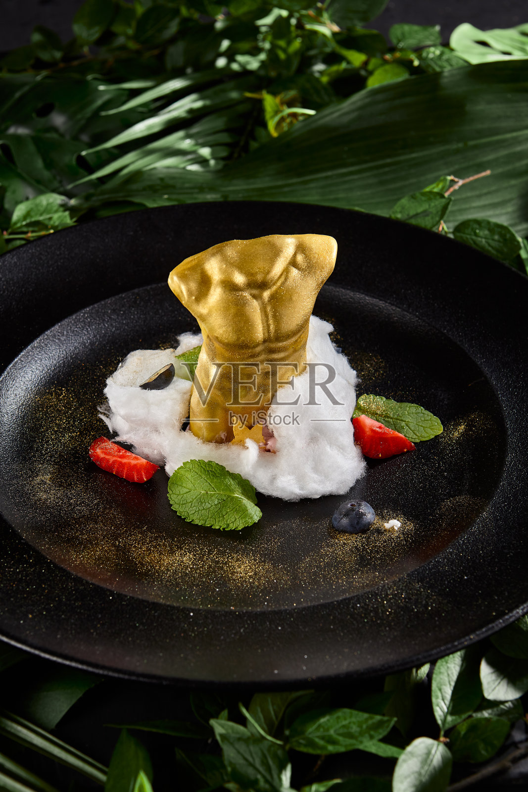 艺术甜品男性躯干慕斯与浆果盘-异国情调和优雅的展示照片摄影图片