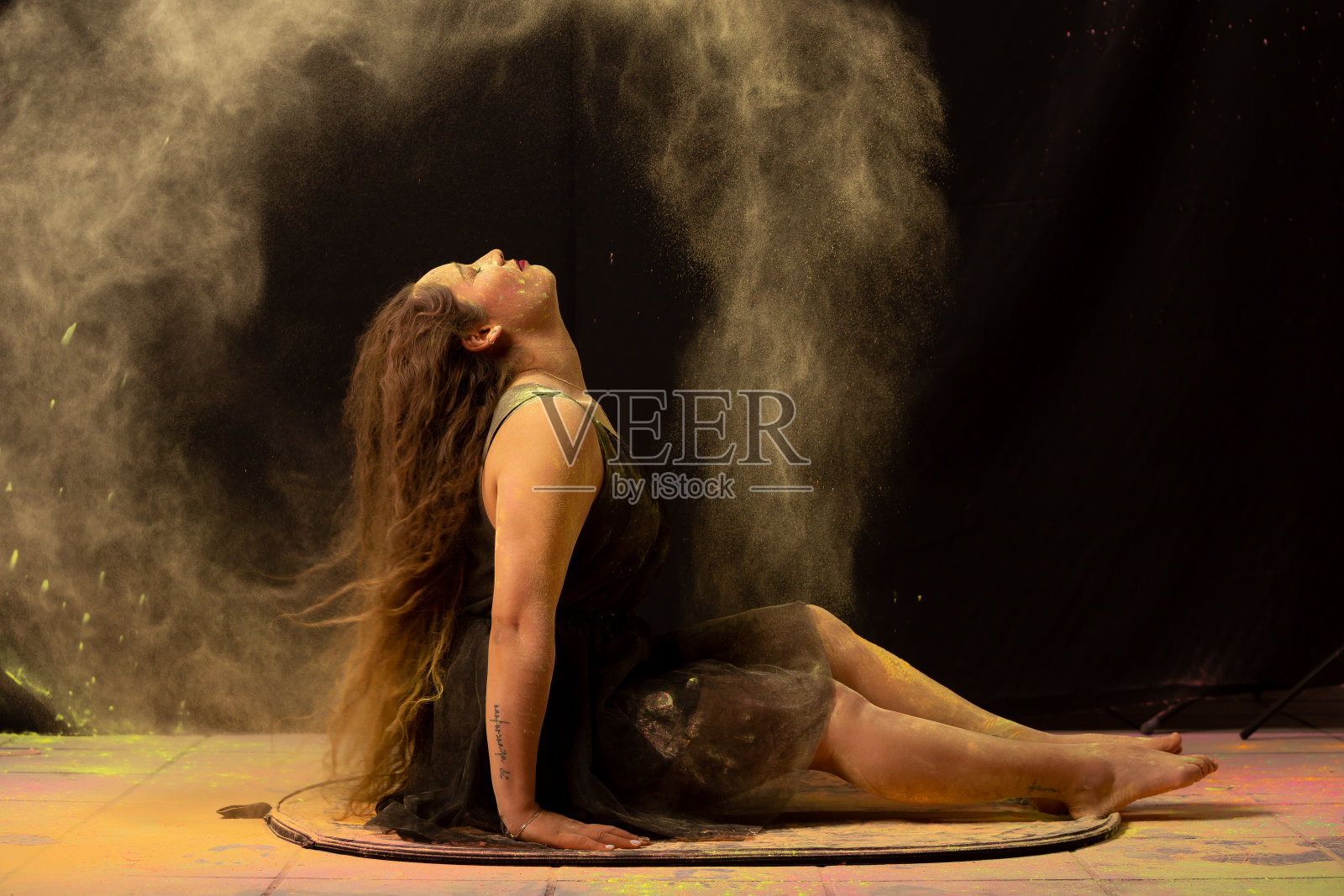 一位女艺术家的表演肖像照片摄影图片