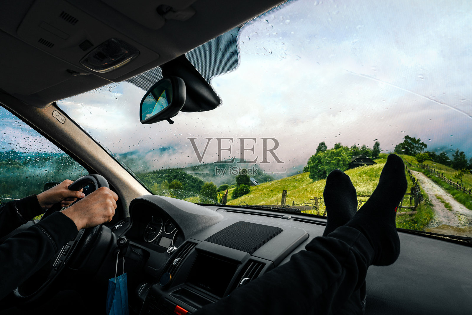 一个人在夏天雾蒙蒙的山路上开车。乘汽车旅行的人照片摄影图片