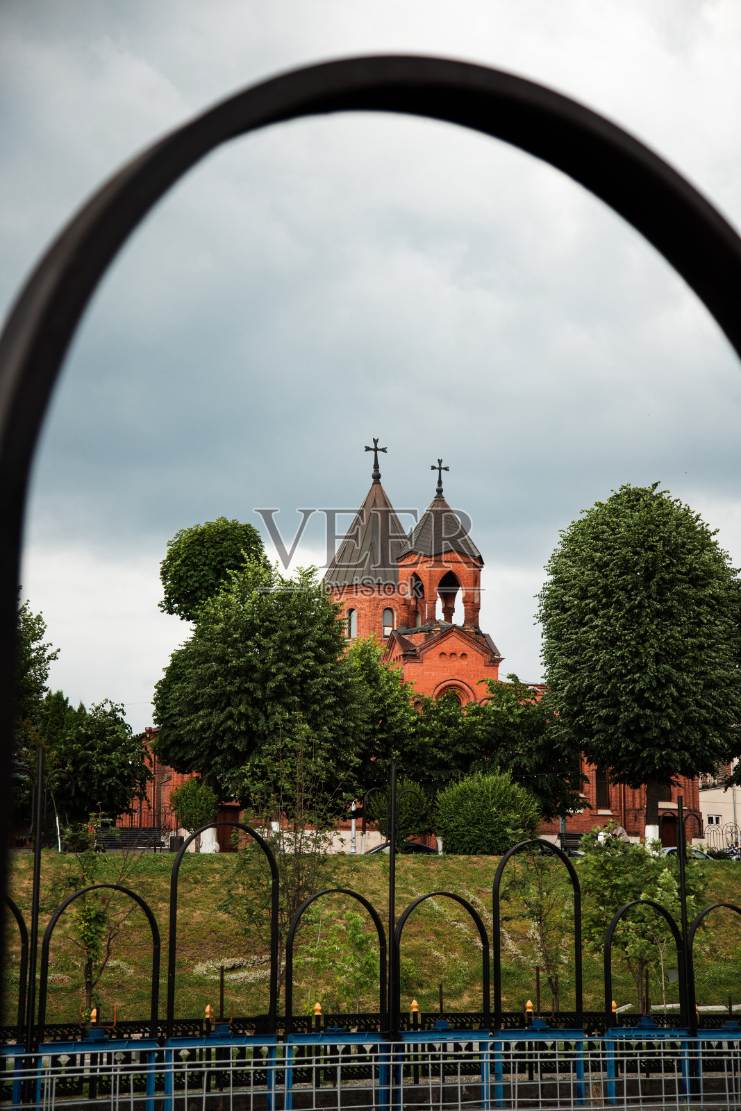 教堂顶上的十字架，垂直镜头照片摄影图片