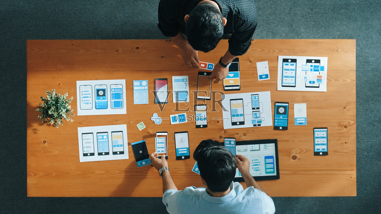 开发人员负责Ux ui设计，而合作伙伴则一起工作。召开。照片摄影图片