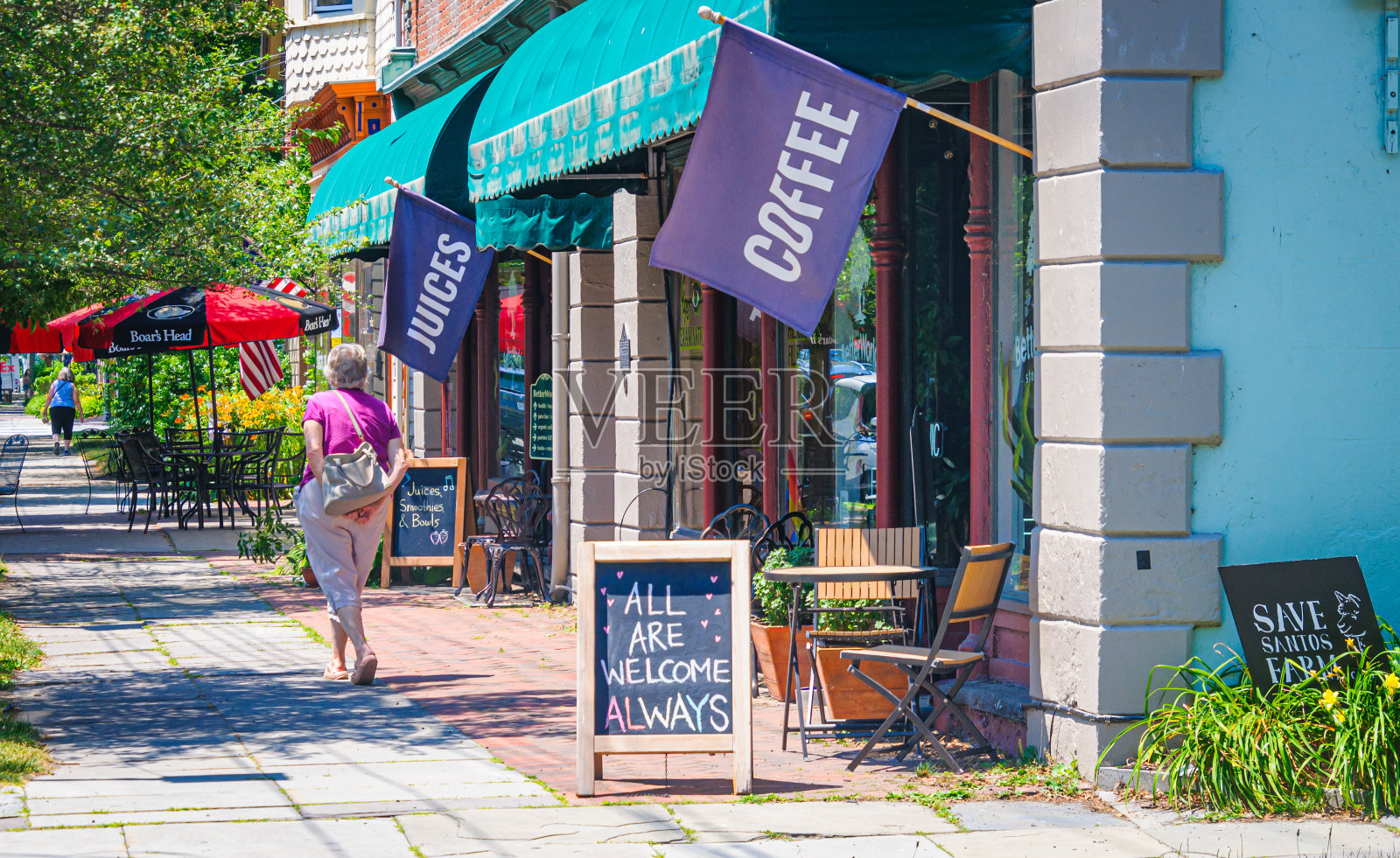 漫步在米尔福德的人行道上照片摄影图片