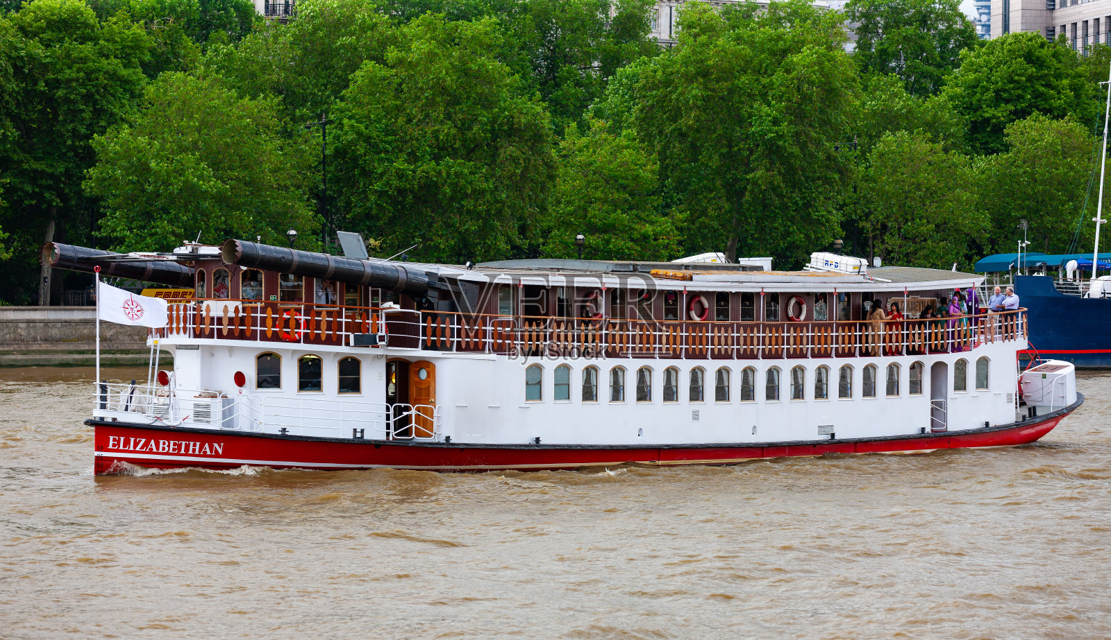 英国伦敦泰晤士河上的伊丽莎白号轮船。照片摄影图片