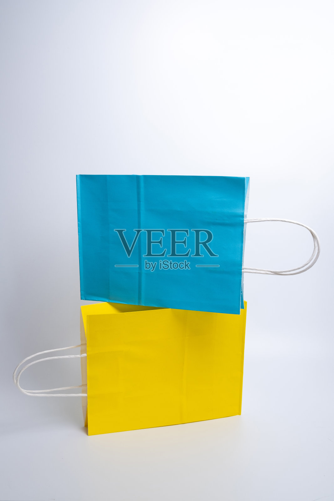 牛皮纸袋在一个浅背景。送货和购物的概念。包装模板模型照片摄影图片