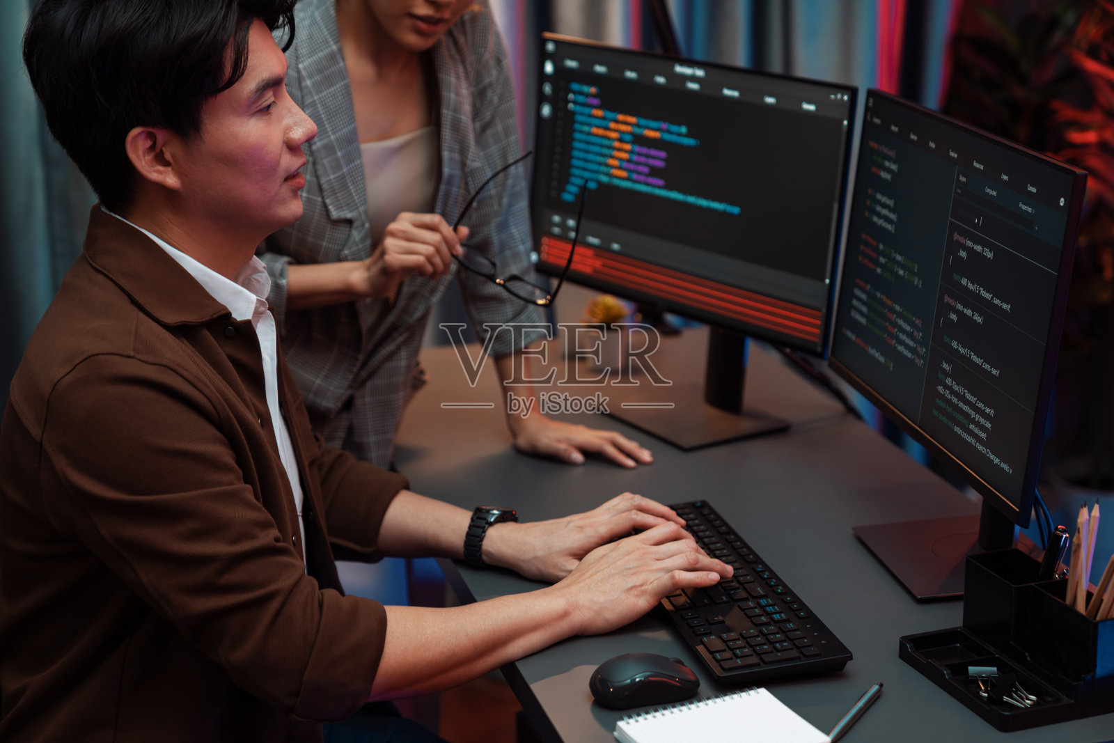 IT开发人员讨论与点网站编码系统。信息高速公路。照片摄影图片