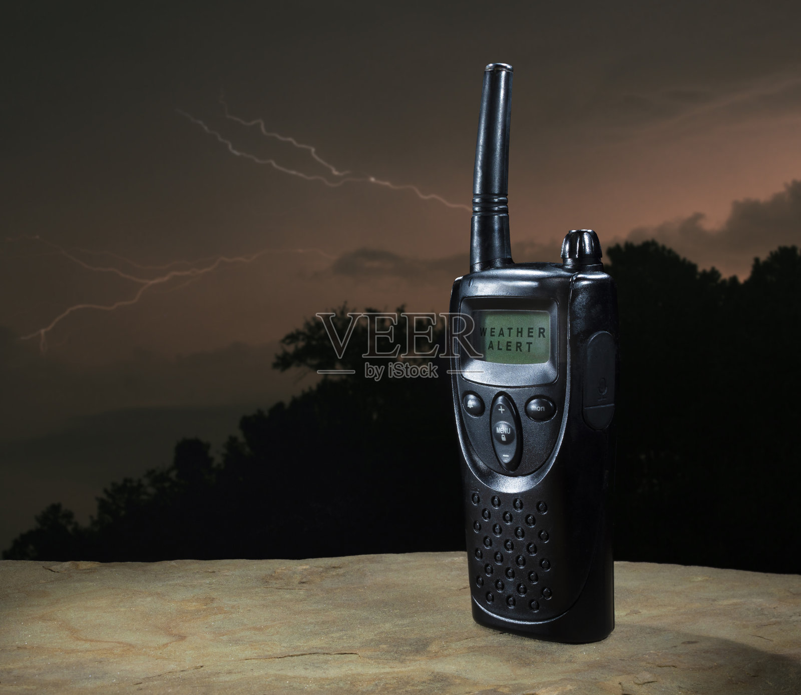 手持式收音机的天气警报照片摄影图片