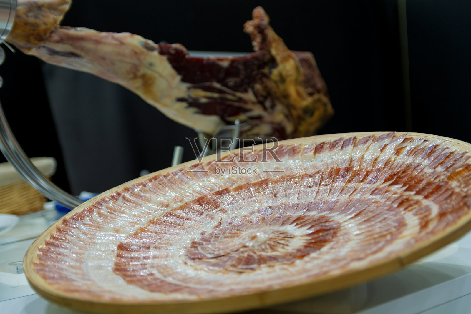 壮观的伊比利亚火腿配伊比利亚火腿猪腿。照片摄影图片