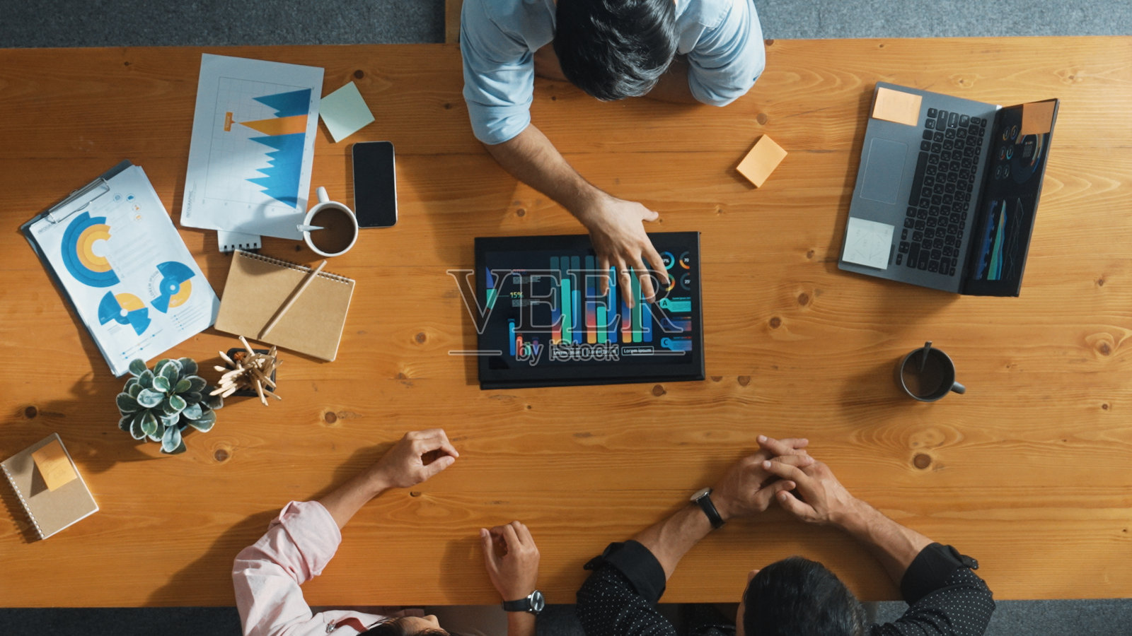 商人的俯视图为聪明的投资者呈现财务图表。召开。照片摄影图片