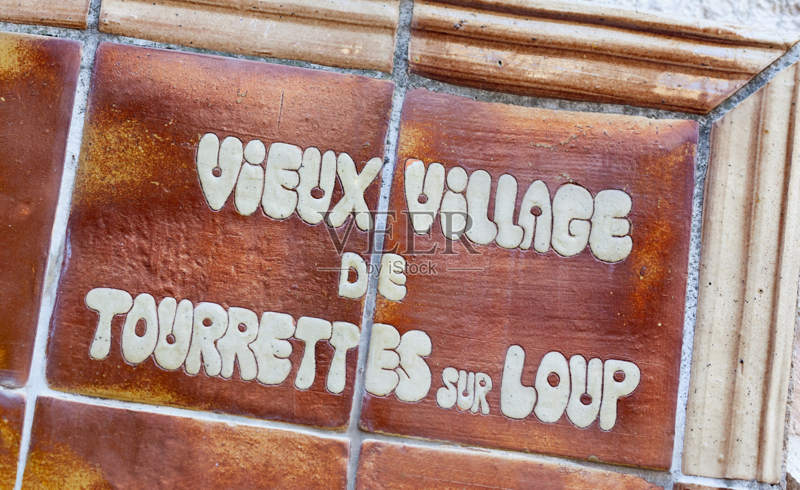 法国蔚蓝海岸滨海地区的中世纪栖息村庄Tourrettes sur Loup标志照片摄影图片