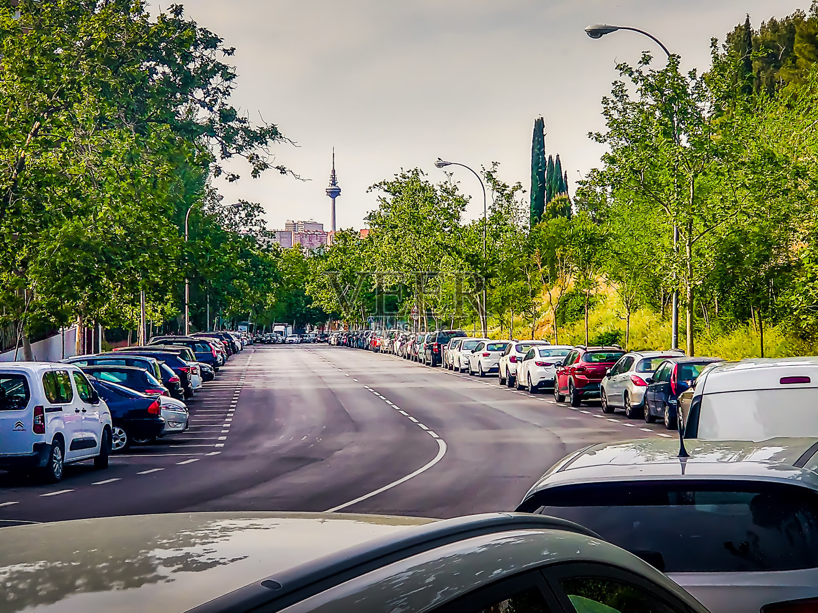 西班牙马德里的城市景观，白天可以看到通讯塔照片摄影图片