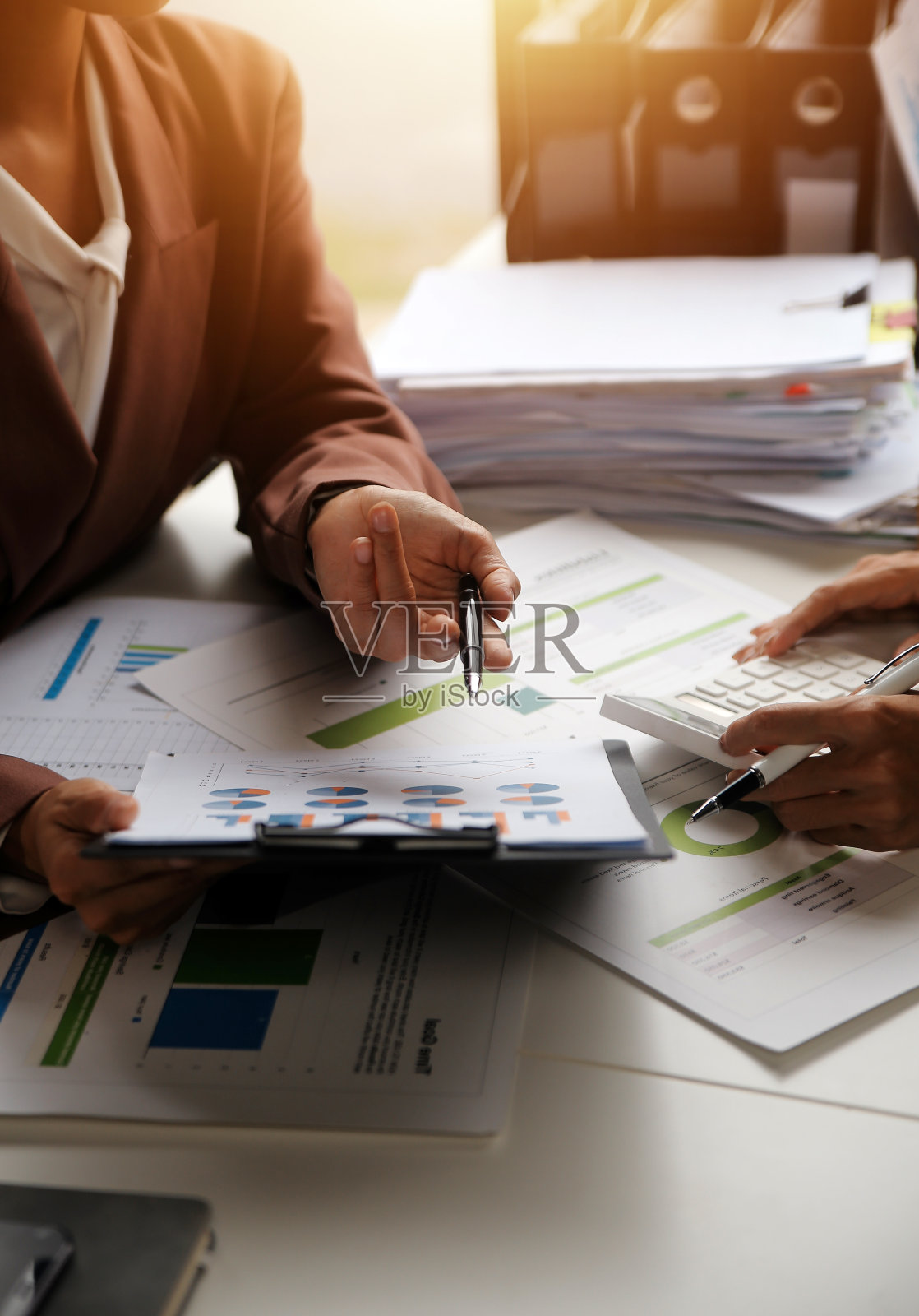 团队商务人士在会议室办公室一起工作，团队背景图表和图表横幅，双重曝光成功的团队合作，商业策划理念。照片摄影图片