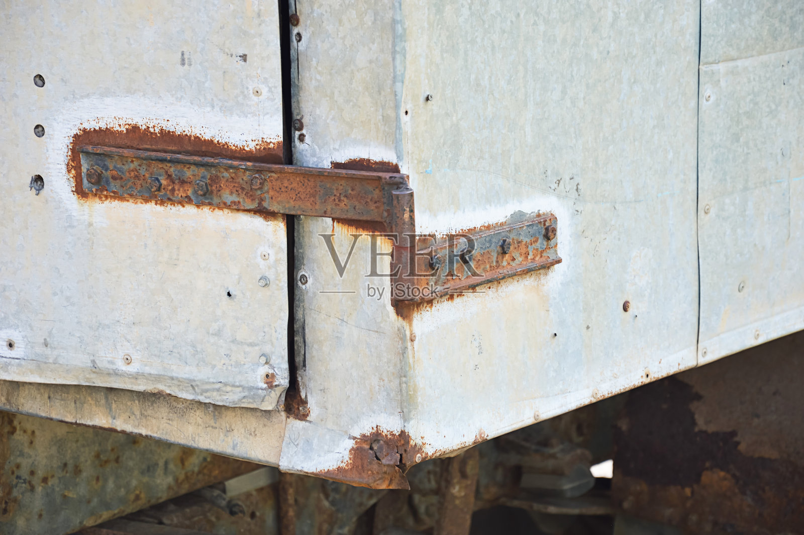 一辆破旧生锈的汽车。一辆废弃的汽车。设计背景。照片摄影图片