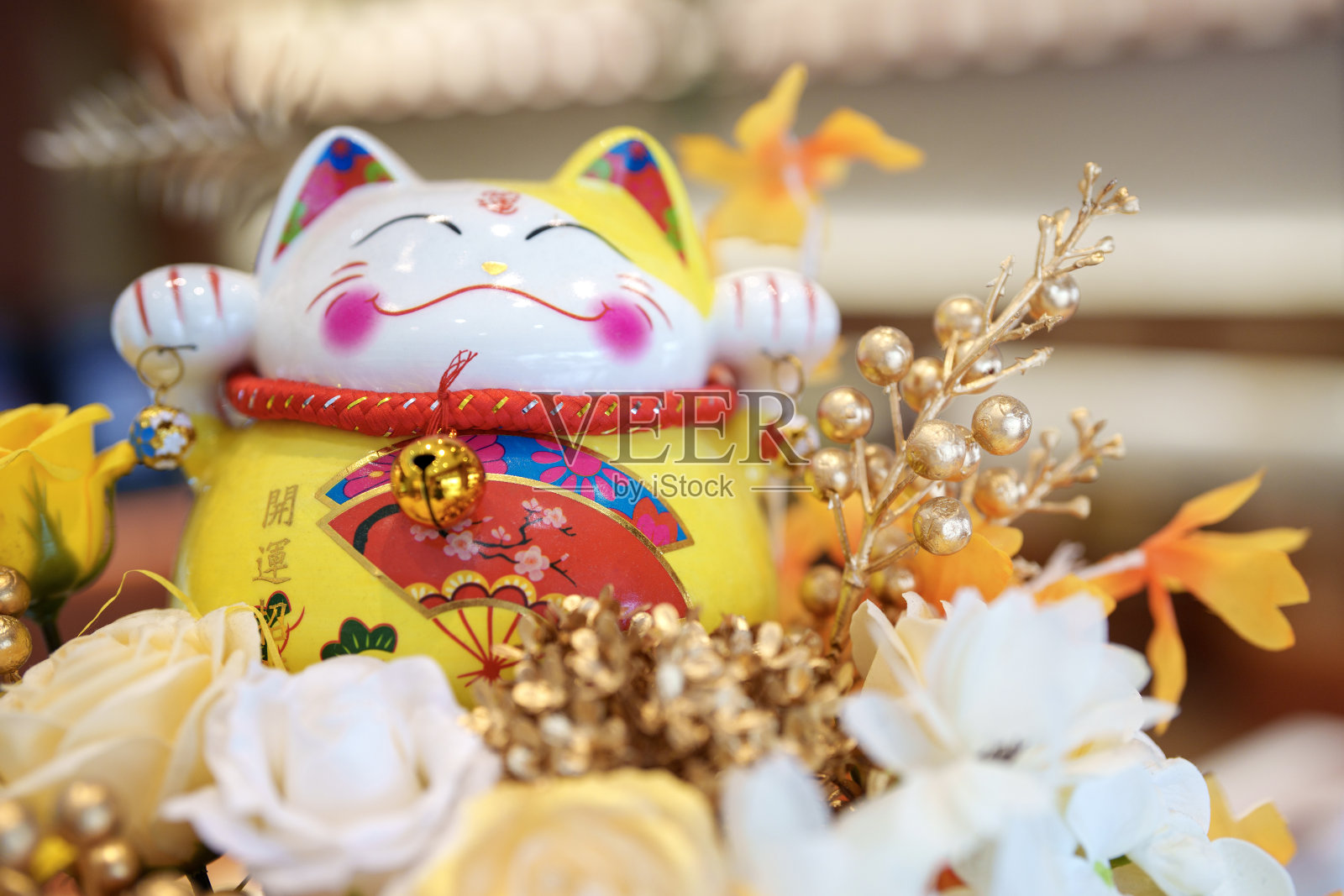 一只可爱的黄色马内基猫挥舞着爪子照片摄影图片