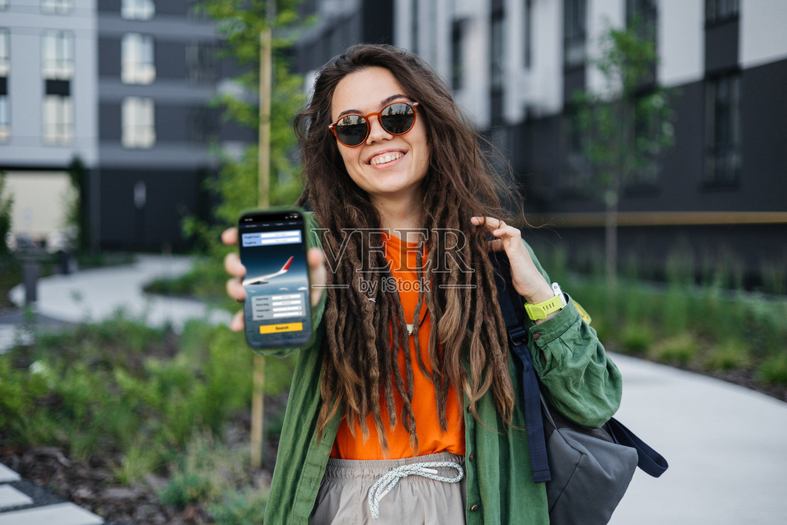 时尚女性用智能手机在线购买机票照片摄影图片