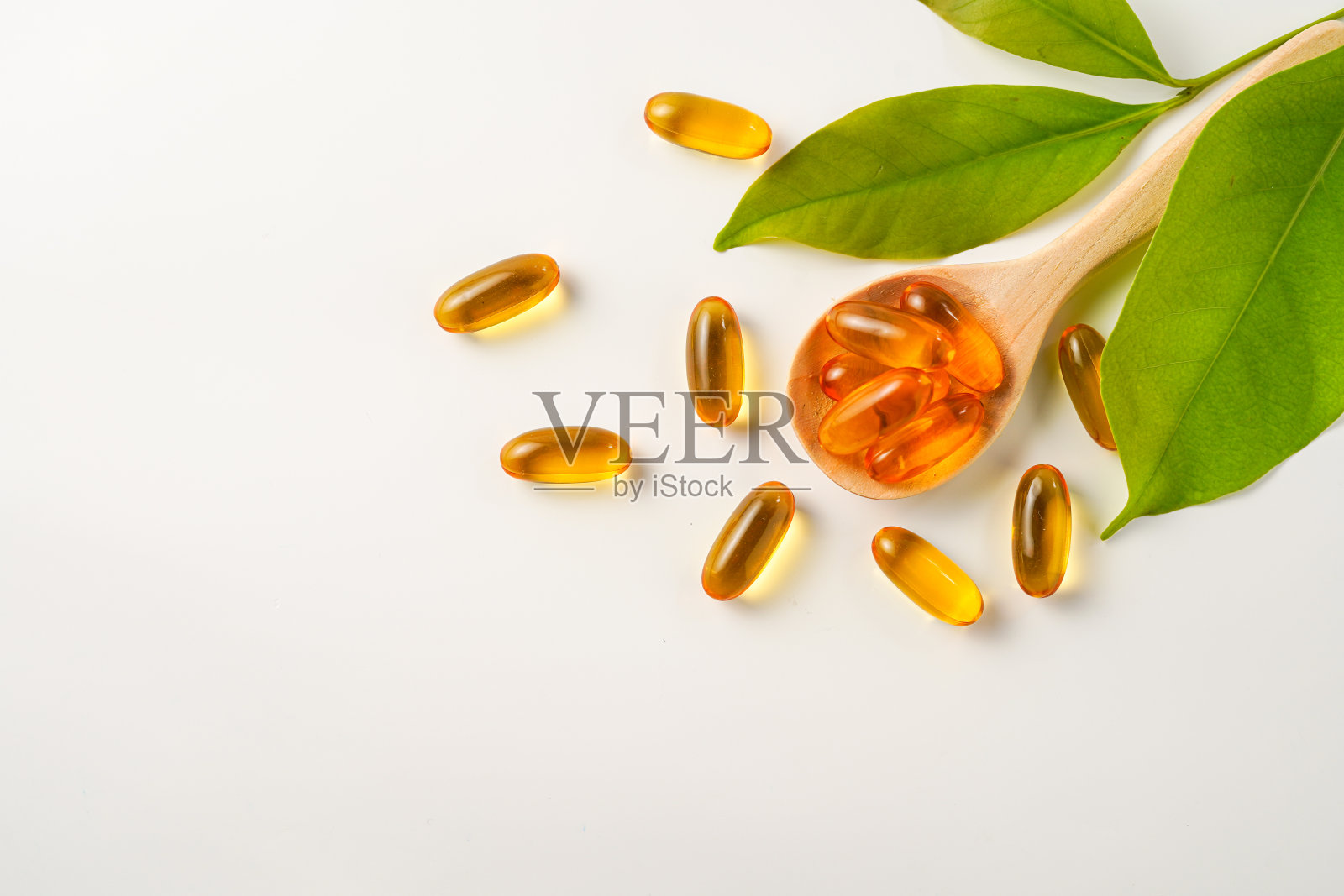 油填充胶囊，软胶囊的食品补充剂，鱼油，欧米茄3，维生素D3，维生素E照片摄影图片