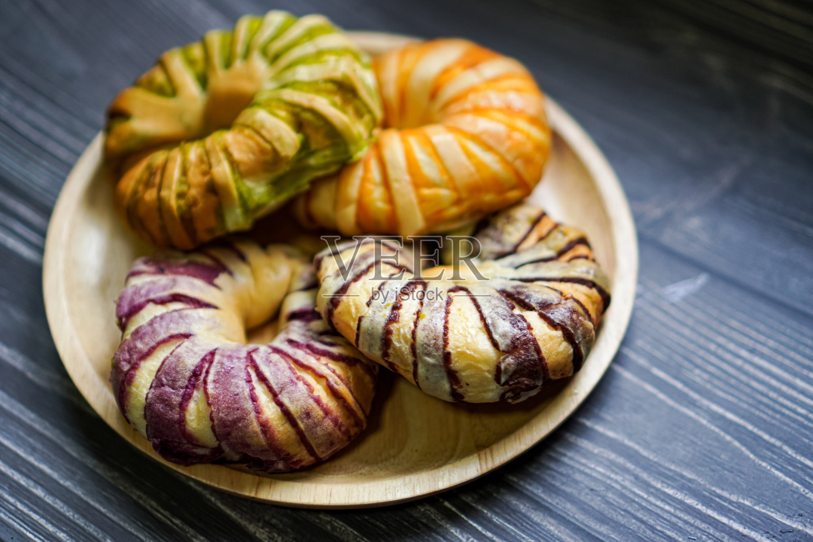 木制餐盘上各种口味的甜面包的侧视图照片摄影图片