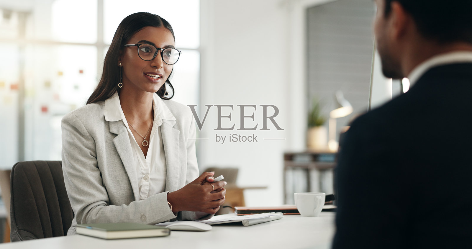 面试，人力资源和会见商务人士，与b2b和招聘人员的对话和招聘。女性人力资源经理，男性人力资源经理，男性人力资源经理，男性人力资源经理，男性人力资源经理照片摄影图片