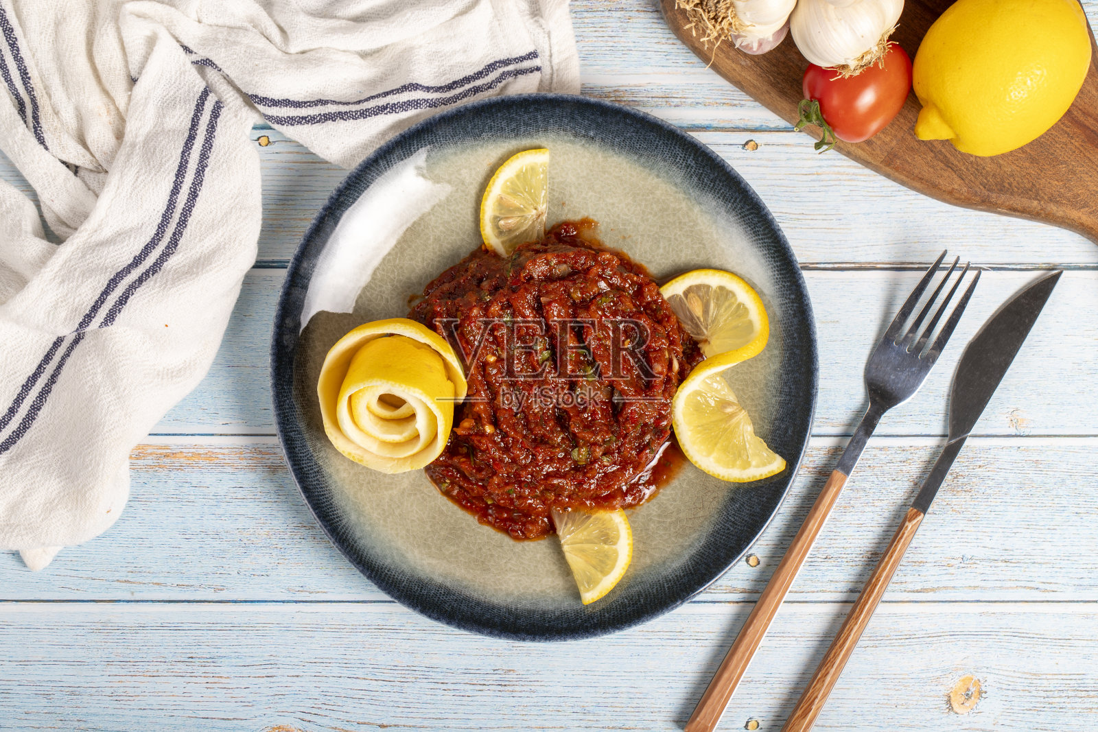 辛辣的开胃菜。开胃菜。蓝色木制背景上的麻辣肉酱。本地名称acl ezme。俯视图照片摄影图片