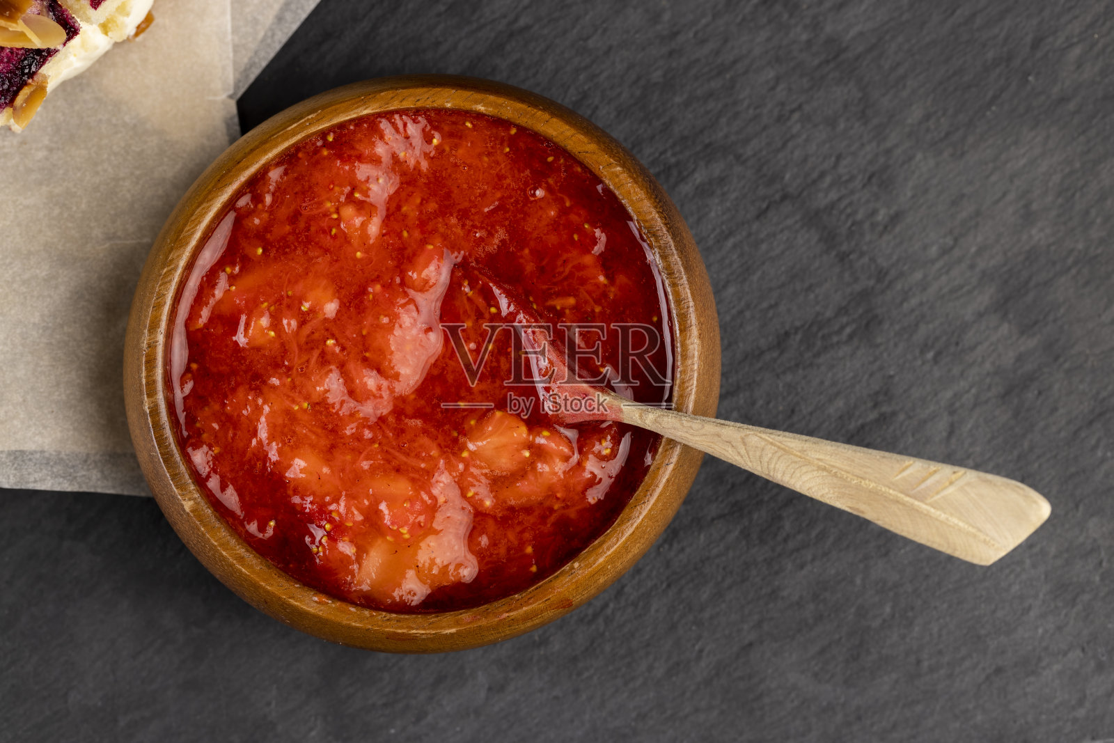 压榨后的果汁和草莓片照片摄影图片