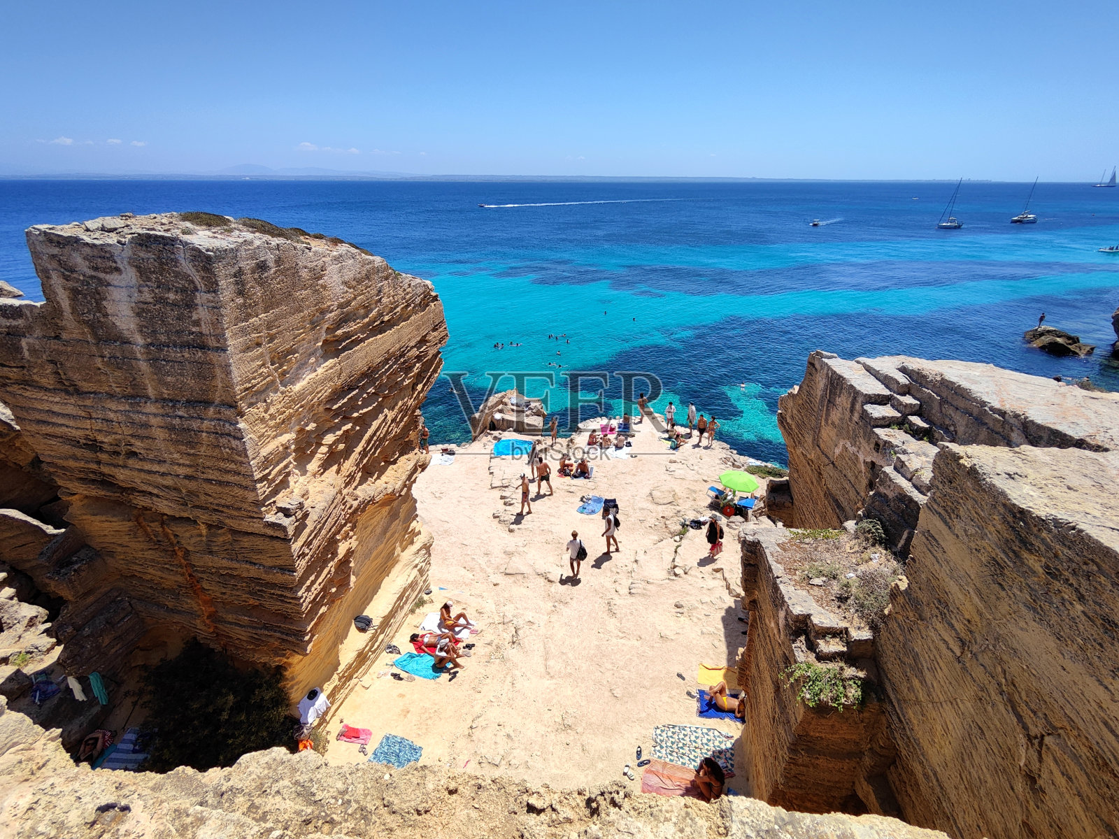 人们在西西里岛法维尼亚纳的蓝色马里诺海滩晒日光浴照片摄影图片