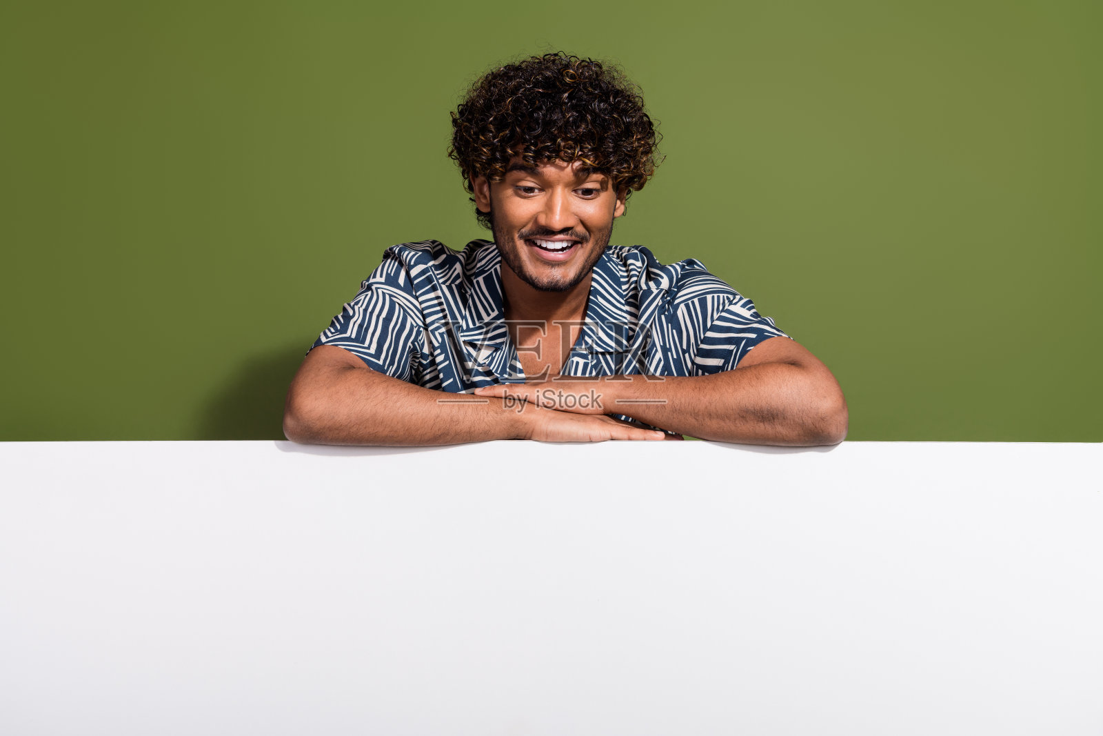 照片时髦的酷家伙穿着印花衬衫拿着看白色海报空白空间孤立的卡其色背景照片摄影图片