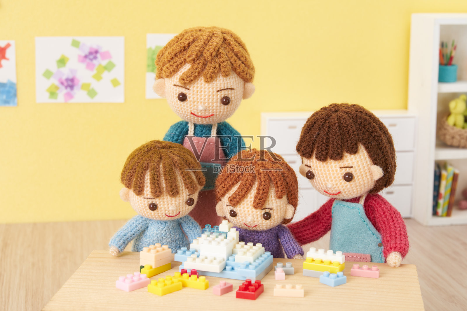 小而可爱的Amigurumi娃娃在白色的背景。照顾孩子照片摄影图片