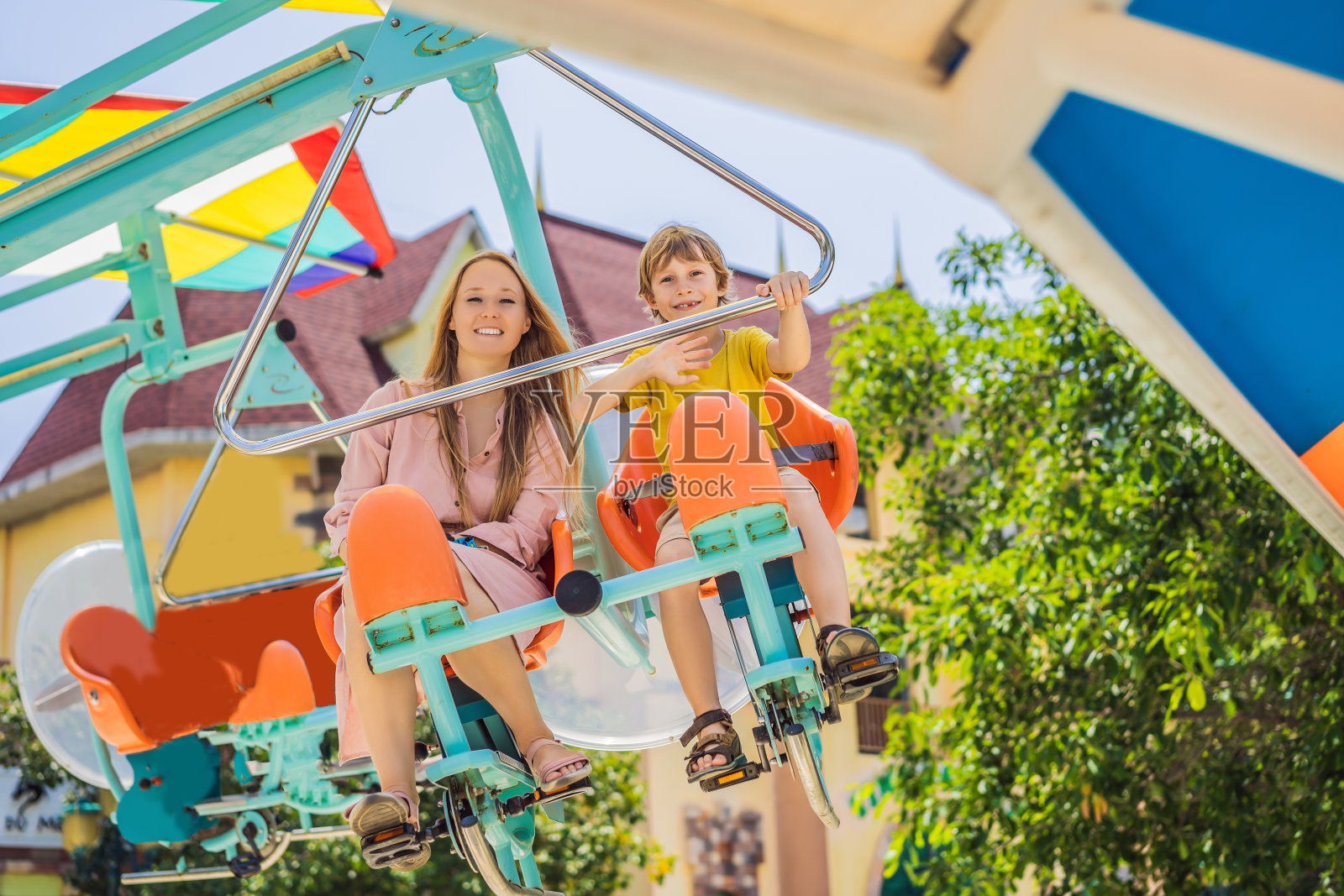 快乐微笑的儿子和他的母亲在游乐园一起度过愉快的时光照片摄影图片