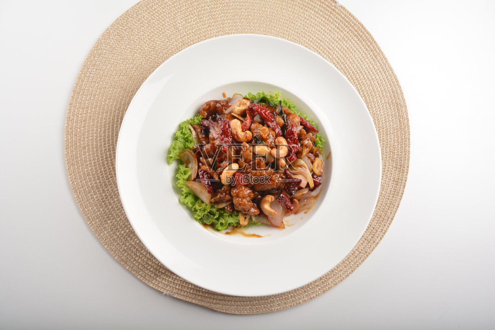 中国清炒孔堡鸡肉与干辣椒洋葱黑辣酱和腰果生菜盘白桌餐厅亚洲咖啡馆著名的清真菜单照片摄影图片