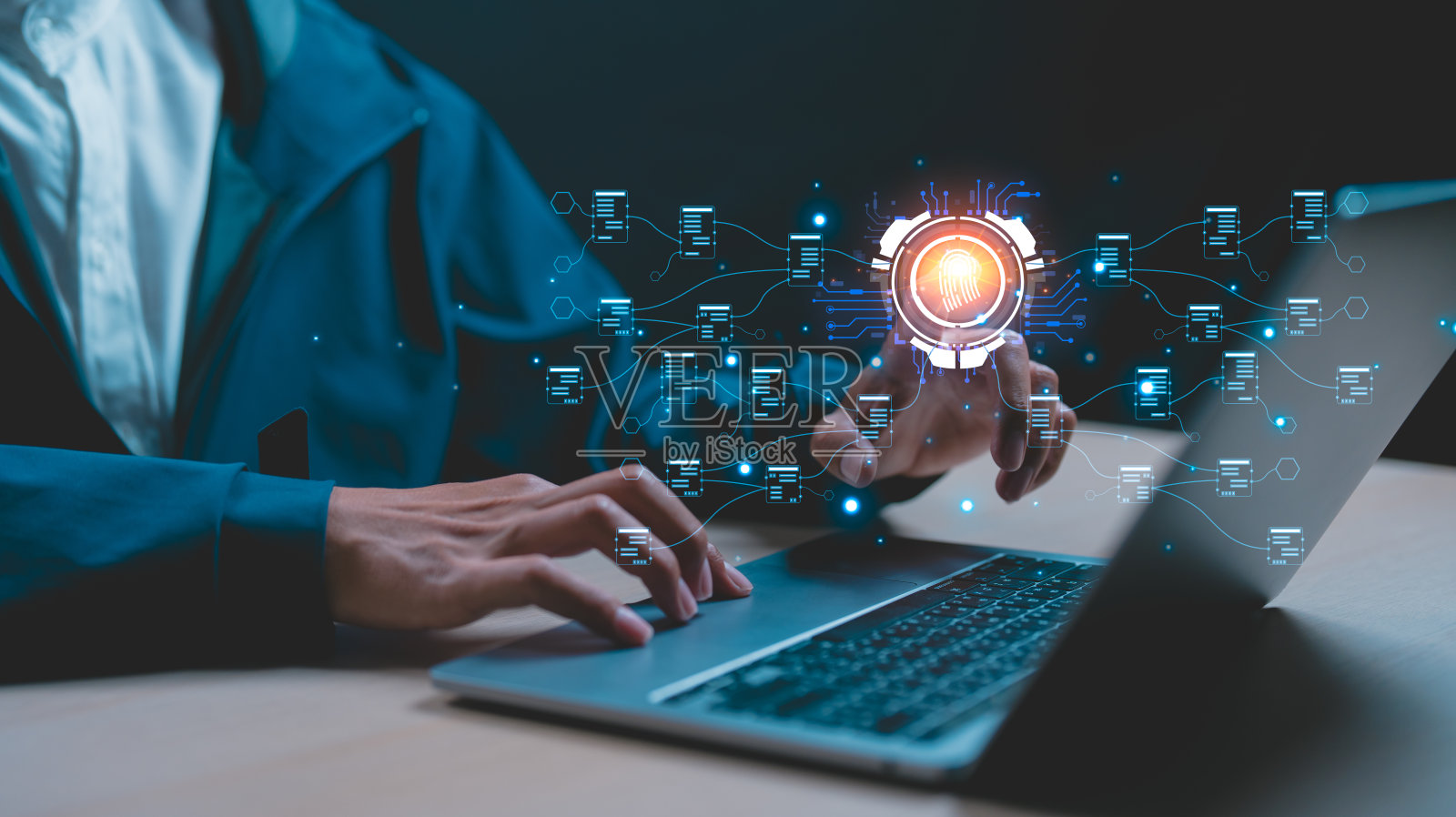 技术在行动:在现代办公环境中，一个人在电脑上工作，屏幕上显示着地图。照片摄影图片