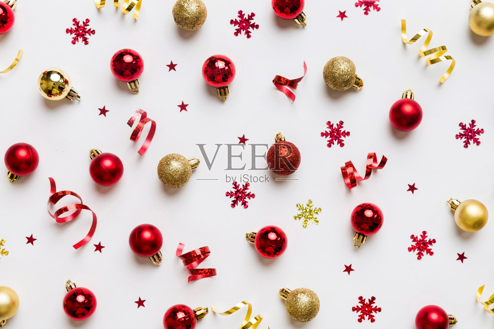 圣诞组成。彩色背景上的圣诞球图案。平铺，俯瞰新年装饰照片摄影图片