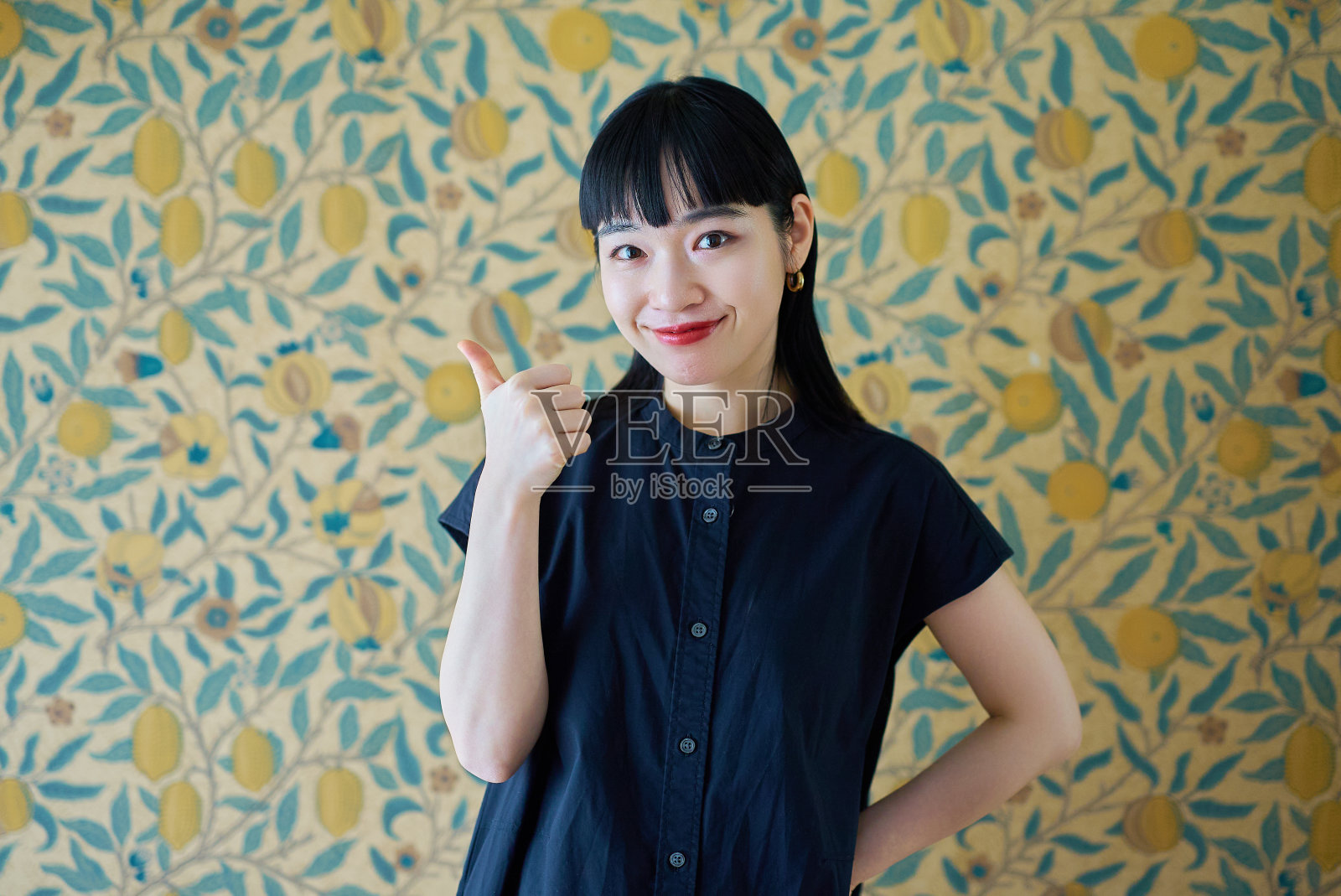 一个年轻女子摆了个漂亮的姿势照片摄影图片