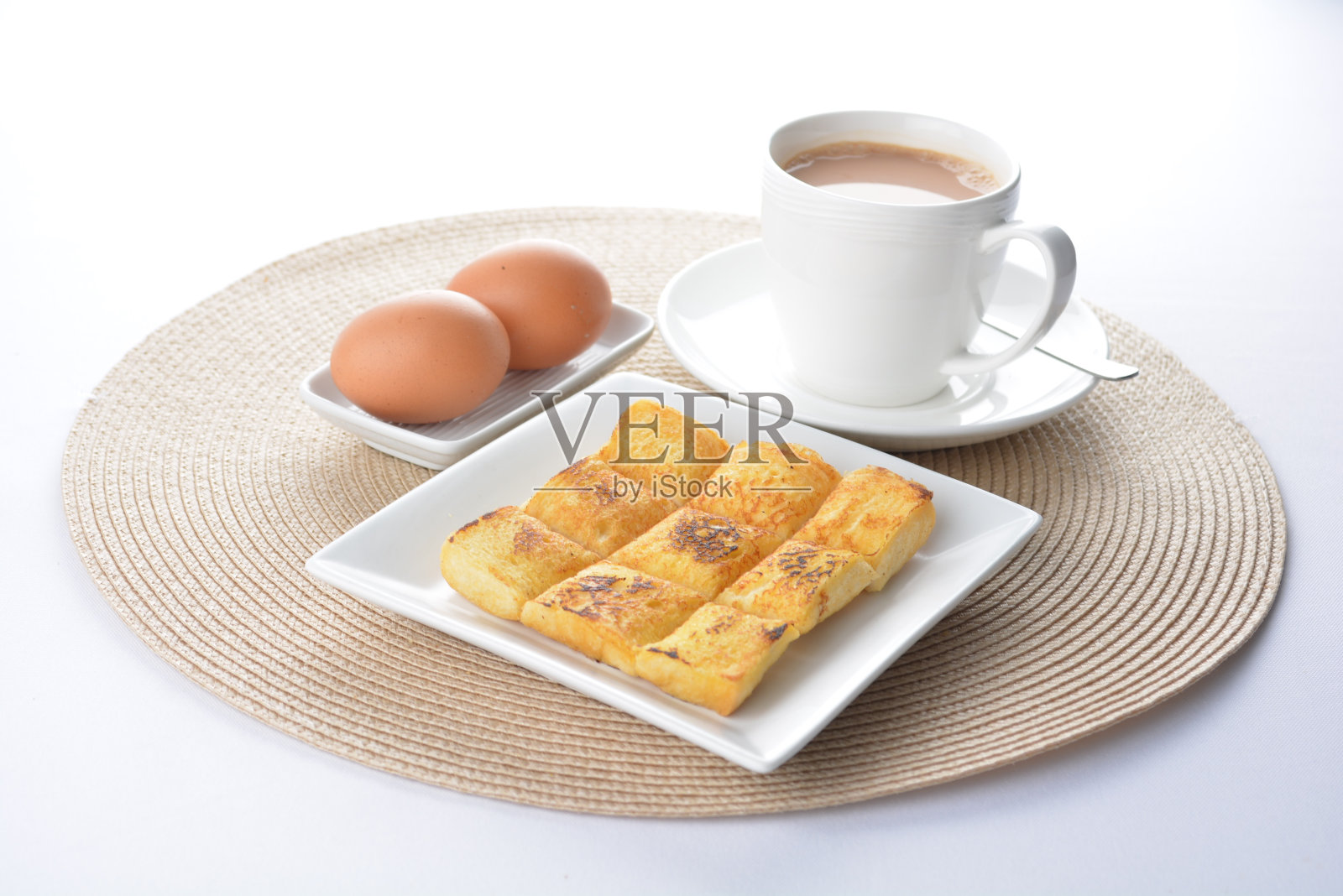 法式吐司炸蛋搭配半熟鸡蛋和咖啡照片摄影图片