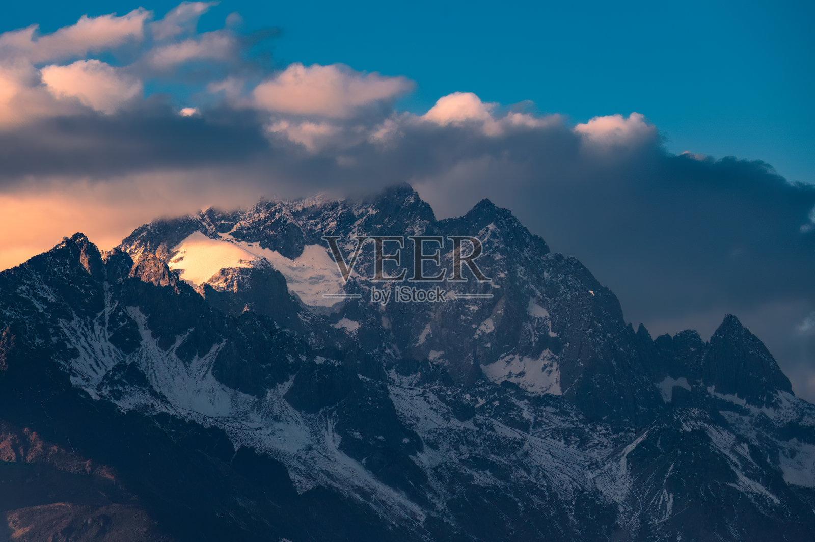 玉龙雪山黄昏照片摄影图片