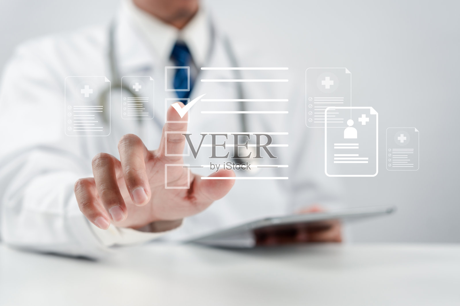 医生检查与治疗报告的概念。加上医疗保健和医疗图标，获得健康和福利健康。照片摄影图片