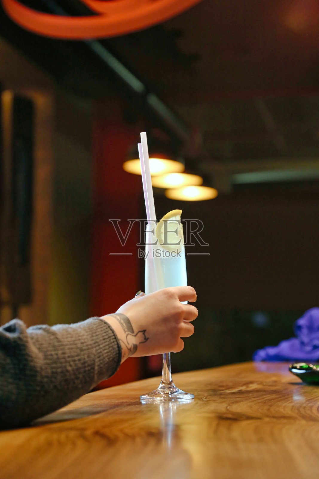 木桌上拿着饮料的人照片摄影图片