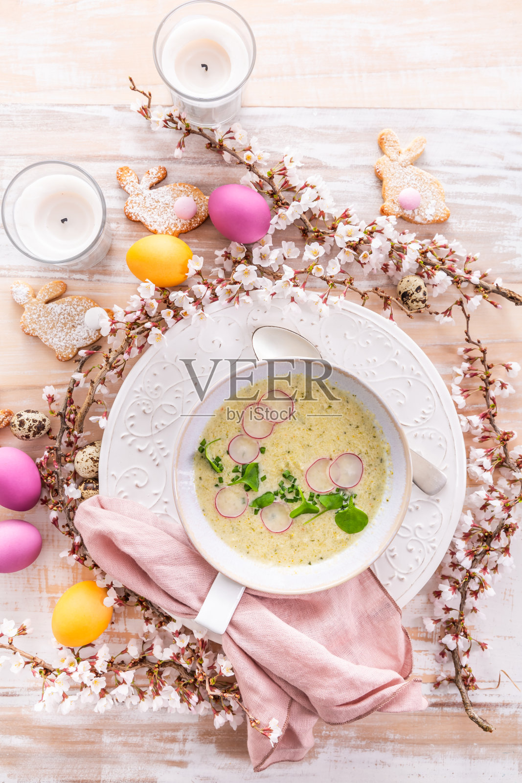 复活节用西葫芦、花椰菜和萝卜做的蔬菜汤，配上五颜六色的彩蛋照片摄影图片