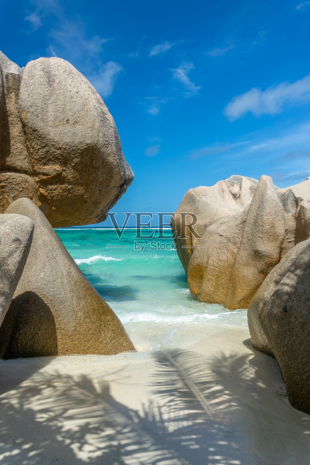 塞舌尔的拉迪格岛，风景秀丽的热带沙滩上的花岗岩照片摄影图片