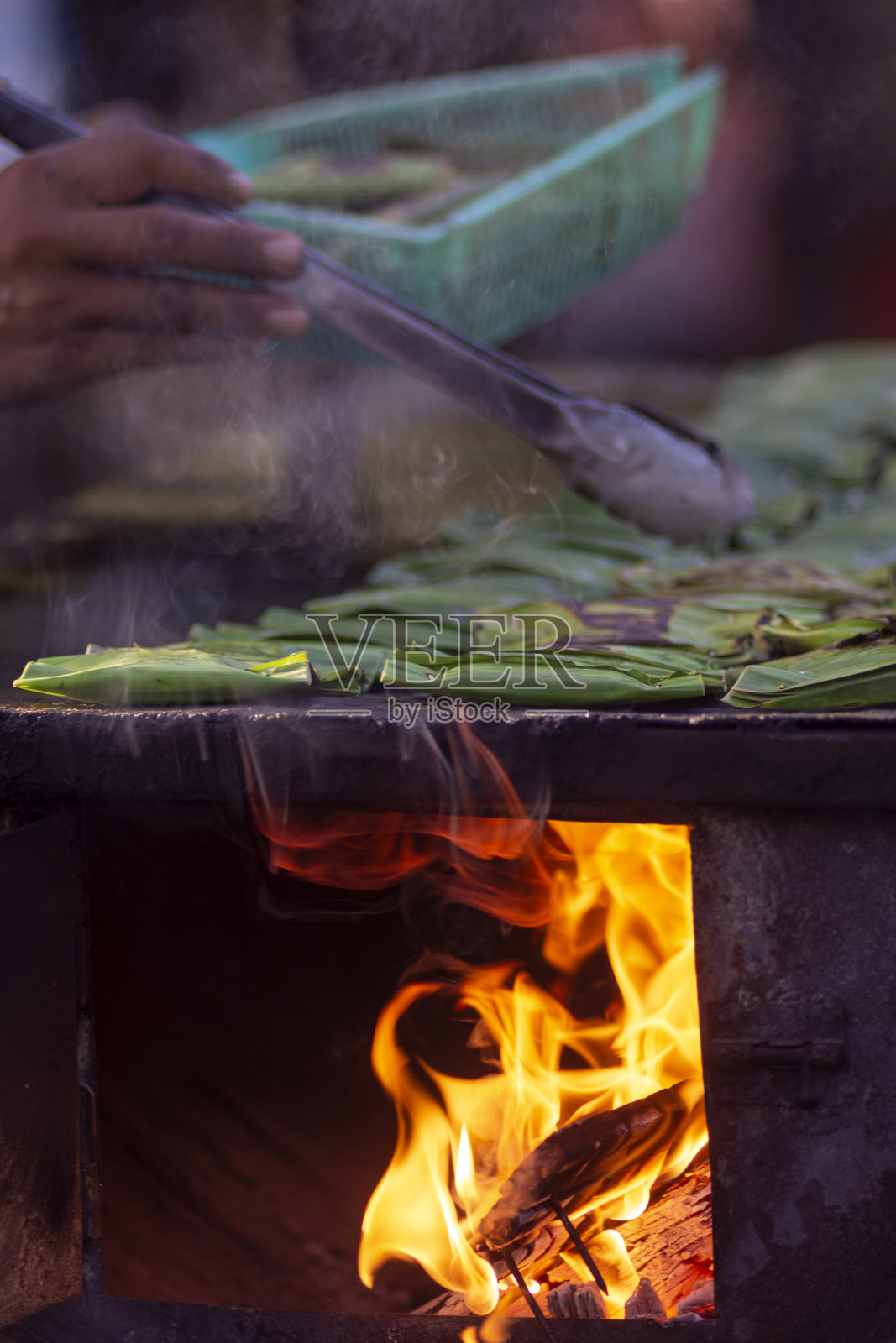 用香蕉叶包裹的烤羊肉照片摄影图片