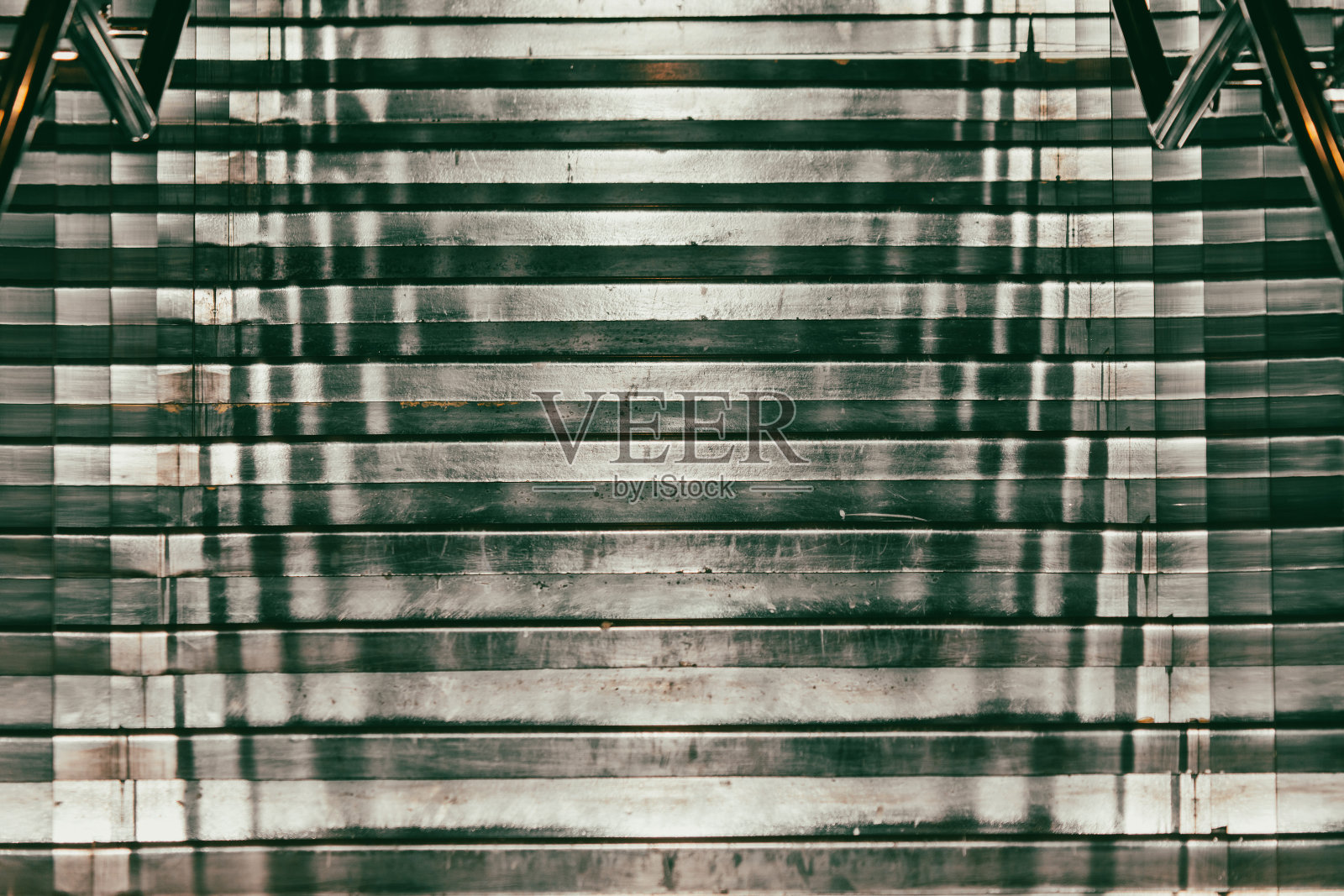 现代办公大楼的楼梯，被阳光照亮照片摄影图片