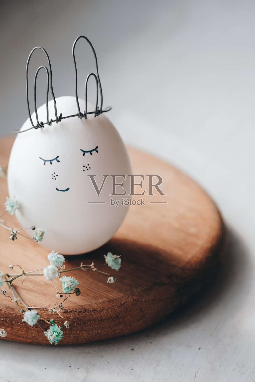 厨房里靠近窗户的复活节桌上放着复活节彩蛋。复活节复古装饰。关闭了。创意复活节概念照片摄影图片