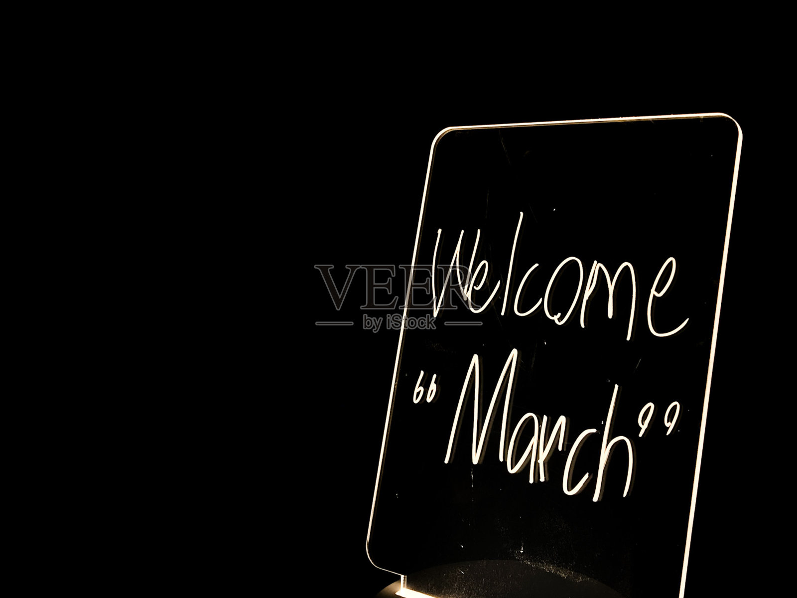 在可以书写的玻璃灯上，写着“欢迎游行”。照片摄影图片