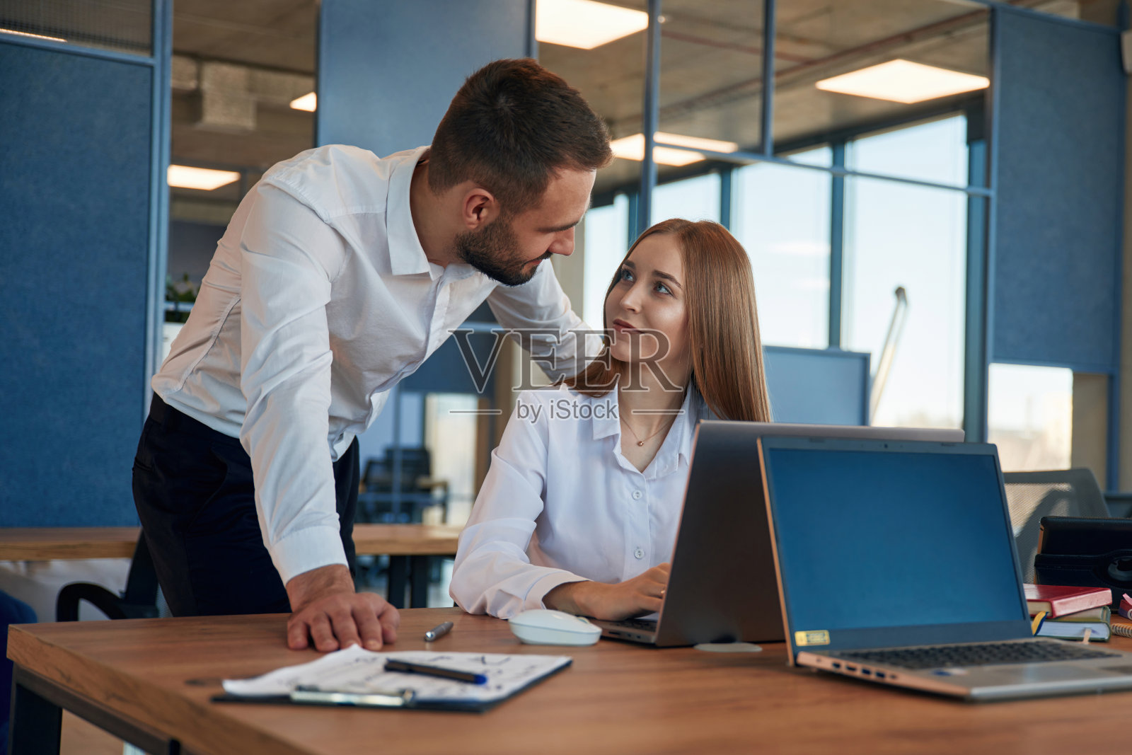 深情可爱的样子。男员工和女员工正在办公室工作照片摄影图片