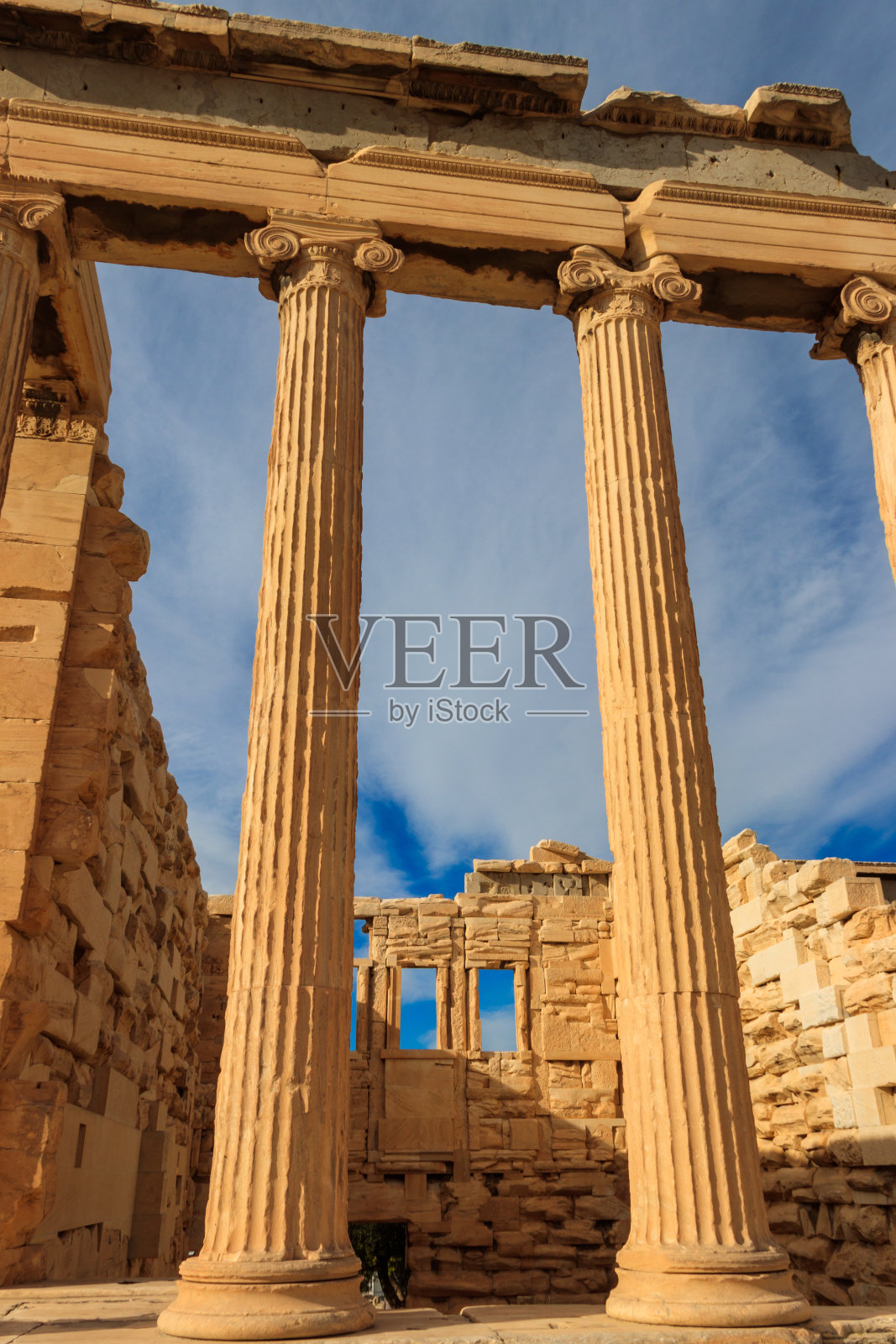 埃瑞克提翁神庙(Erechtheum)或雅典娜波利亚斯神庙是希腊雅典卫城北侧的一座古希腊爱奥尼亚神庙照片摄影图片